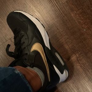 Size 9 women’s Nike airmax